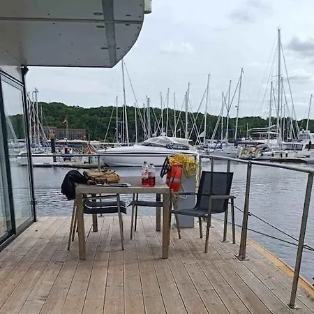 Hausboot In An Der Kieler Foerde بوتيل *