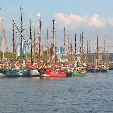 Hausboot In An Der Kieler Foerde