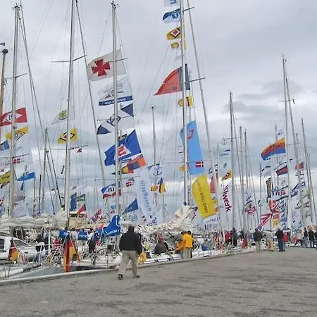 بوتيل Hausboot In An Der Kieler Foerde