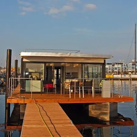 Hausboot In An Der Kieler Foerde بوتيل لابو