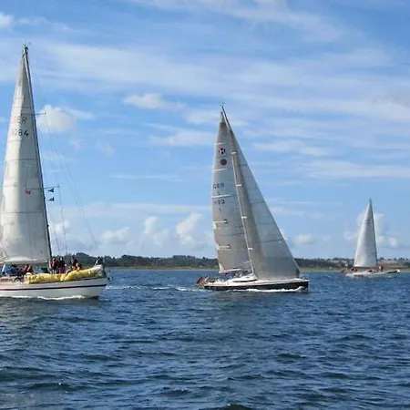 Hausboot In An Der Kieler Foerde بوتيل